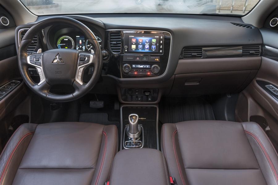 Торпедо Mitsubishi Outlander GT PHEV Exterior Package 2017 года  (NA) (фото 10 из 15)